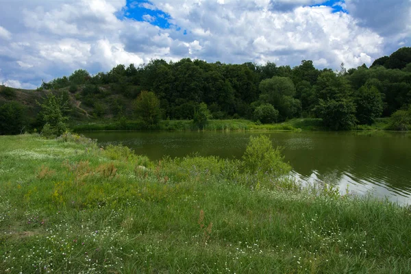 Een Mooi Beeld Van Landschap Vanaf Het Midden Van Rivier — Stockfoto