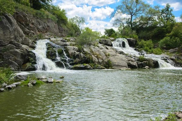 Cachoeira Rio Flui Através Sobre Rochas Cobertas Com Líquen Musgo — Fotografia de Stock