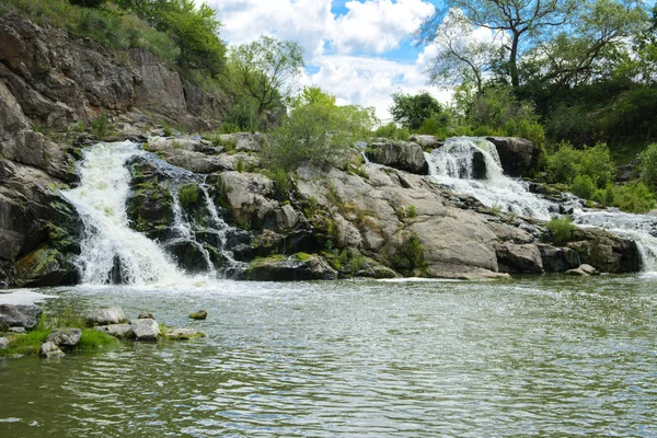 Cachoeira Rio Flui Através Sobre Rochas Cobertas Com Líquen Musgo — Fotografia de Stock