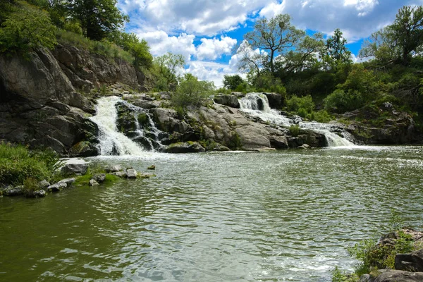 Cachoeira Rio Flui Através Sobre Rochas Cobertas Com Líquen Musgo — Fotografia de Stock