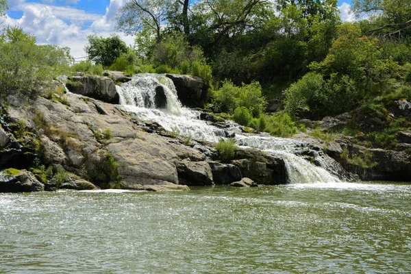 Cachoeira Rio Flui Através Sobre Rochas Cobertas Com Líquen Musgo — Fotografia de Stock