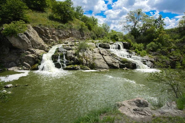 Cachoeira Rio Flui Através Sobre Rochas Cobertas Com Líquen Musgo — Fotografia de Stock