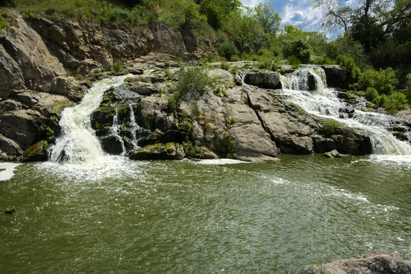 Водопад Реке Протекает Через Скалы Покрытые Лишайником Мхом Фоне Зеленой — стоковое фото