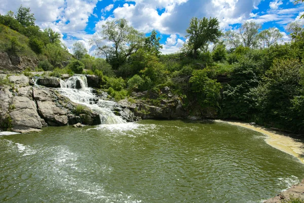 Водопад Реке Протекает Через Скалы Покрытые Лишайником Мхом Фоне Зеленой — стоковое фото