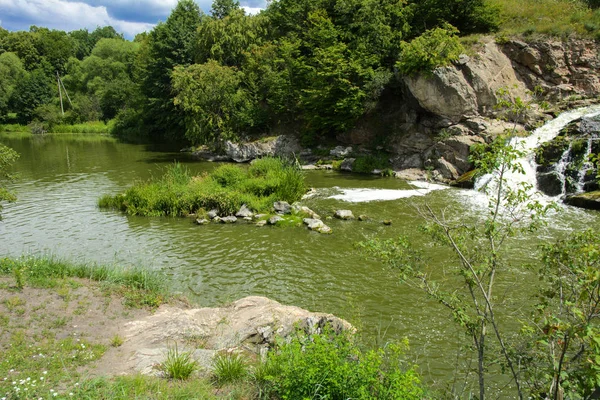 Cascade Sur Rivière Coule Travers Dessus Des Rochers Couverts Lichen — Photo