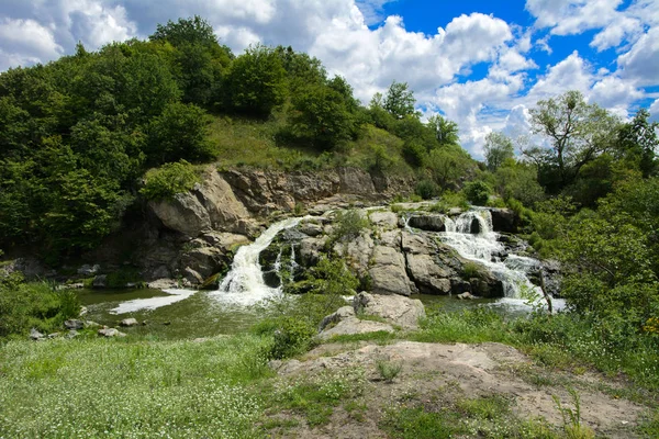 Vodopád Řece Teče Přes Skály Pokryté Lišejníků Mechu Pozadí Zelených — Stock fotografie