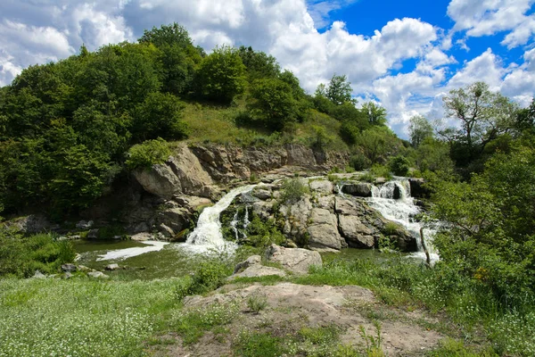 Vodopád Řece Teče Přes Skály Pokryté Lišejníků Mechu Pozadí Zelených — Stock fotografie