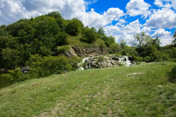 Waterval Rivier Stroomt Door Rotsen Bedekt Met Korstmos Mos Tegen — Stockfoto