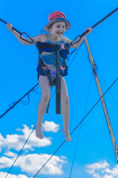 Kinderen Springen Een Trampoline Met Rubber Touwen Tegen Blauwe Hemel — Stockfoto