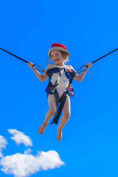 Les Enfants Sautent Sur Trampoline Avec Des Cordes Caoutchouc Contre — Photo