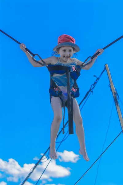 Crianças Pulando Trampolim Com Cordas Borracha Contra Céu Azul Aventura — Fotografia de Stock