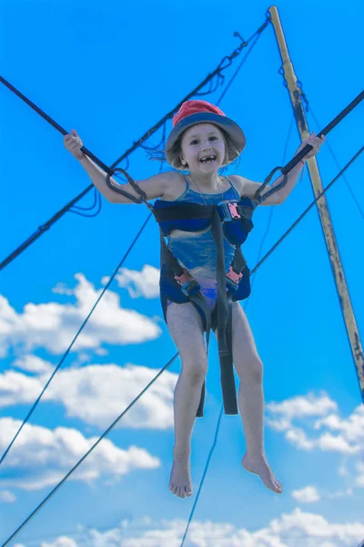 Kinderen Springen Een Trampoline Met Rubber Touwen Tegen Blauwe Hemel — Stockfoto