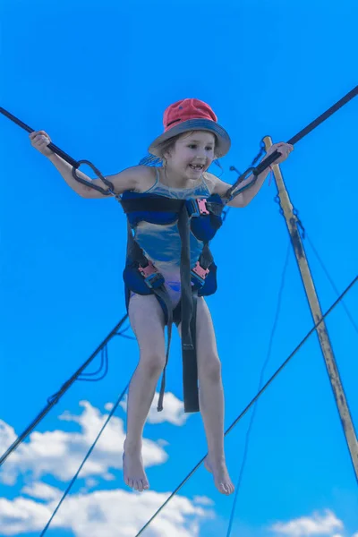 Kinderen Springen Een Trampoline Met Rubber Touwen Tegen Blauwe Hemel — Stockfoto