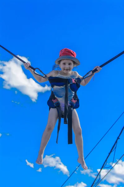 Kinderen Springen Een Trampoline Met Rubber Touwen Tegen Blauwe Hemel — Stockfoto