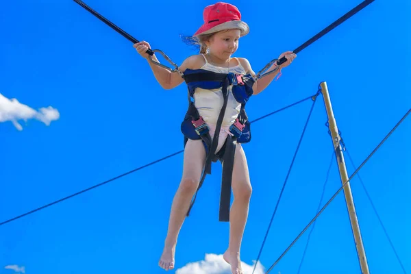 Les Enfants Sautent Sur Trampoline Avec Des Cordes Caoutchouc Contre — Photo