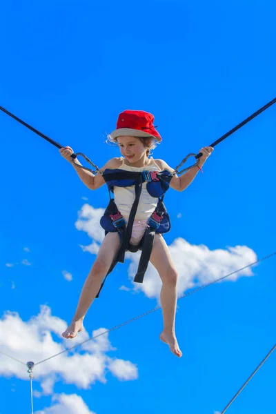 Kinderen Springen Een Trampoline Met Rubber Touwen Tegen Blauwe Hemel — Stockfoto