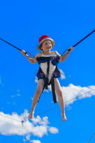 Les Enfants Sautent Sur Trampoline Avec Des Cordes Caoutchouc Contre — Photo