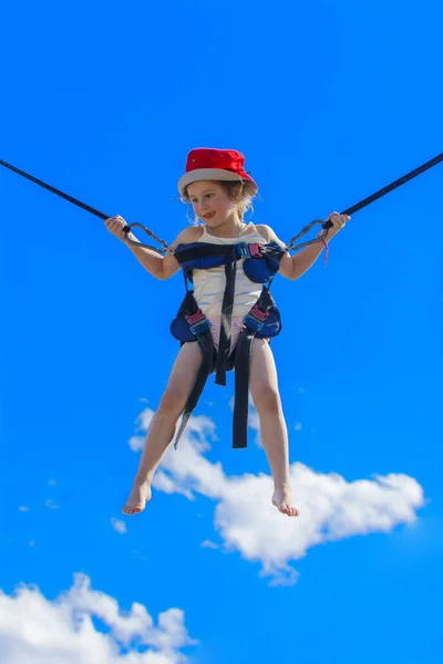 Kinder Springen Auf Einem Trampolin Mit Gummiseilen Gegen Den Blauen — Stockfoto