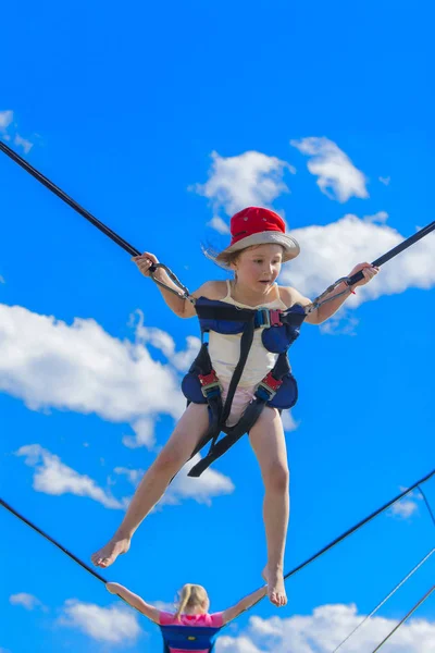 Niños Saltando Trampolín Con Cuerdas Goma Contra Cielo Azul Aventura — Foto de Stock