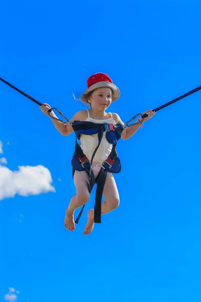 Kauçuk Halatlar Mavi Gökyüzü Ile Bir Trambolin Üzerinde Atlama Çocuk — Stok fotoğraf