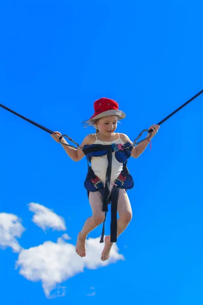 Niños Saltando Trampolín Con Cuerdas Goma Contra Cielo Azul Aventura — Foto de Stock