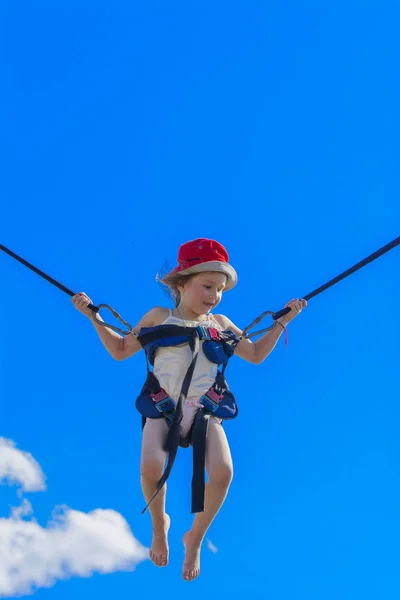 Les Enfants Sautent Sur Trampoline Avec Des Cordes Caoutchouc Contre — Photo