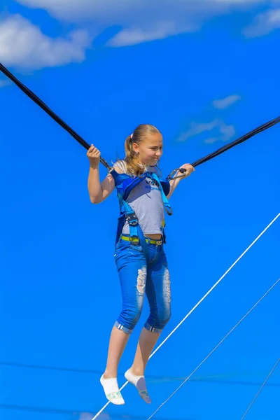 Zarechany Ukraine Juni 2018 Kinder Springen Auf Einem Trampolin Mit — Stockfoto