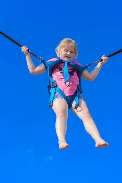 Zarechany Ukraine Juni 2018 Kinder Springen Auf Einem Trampolin Mit — Stockfoto