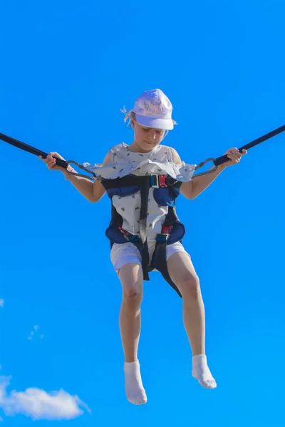 Zarechany Ukraine Juni 2018 Kinder Springen Auf Einem Trampolin Mit — Stockfoto