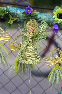 Zarechany, Ukrayna - 10 Haziran 2018. Halk sanatı. El sanatları. Özgün figürler eliyle yapılan buğday filizi. Genel olayları, sadaka, gıda satış, kırsal toplumun