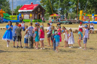 Zarechany, Ukrayna - 10 Haziran 2018. Zarechany köyü Festivali sakinlerinin toplantı. Genel olayları, sadaka, gıda satış, kırsal toplumun, ortak olay
