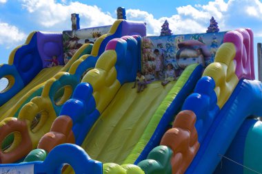 Zarechany, Ukrayna - 10 Haziran 2018. Çocuk şişme bir atlıkarınca üstünde oyun. Zarechany köyü Festivali sakinlerinin toplantı. Genel olayları, sadaka, kırsal toplum