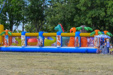Zarechany, Ukrayna - 10 Haziran 2018. Çocuk şişme bir atlıkarınca üstünde oyun. Zarechany köyü Festivali sakinlerinin toplantı. Genel olayları, sadaka, kırsal toplum