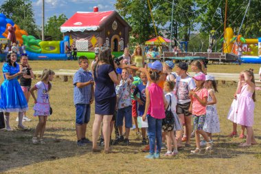 Zarechany, Ukrayna - 10 Haziran 2018. Zarechany köyü Festivali sakinlerinin toplantı. Genel olayları, sadaka, gıda satış, kırsal toplumun, ortak olay