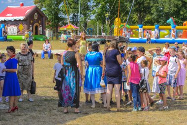 Zarechany, Ukrayna - 10 Haziran 2018. Zarechany köyü Festivali sakinlerinin toplantı. Genel olayları, sadaka, gıda satış, kırsal toplumun, ortak olay
