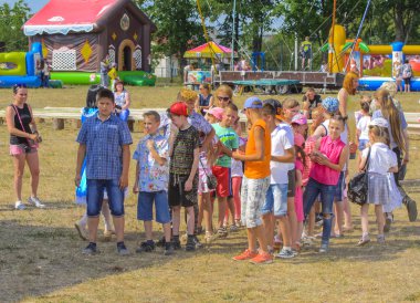 Zarechany, Ukrayna - 10 Haziran 2018. Zarechany köyü Festivali sakinlerinin toplantı. Genel olayları, sadaka, gıda satış, kırsal toplumun, ortak olay