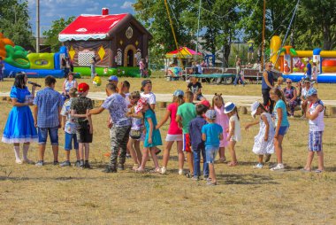 Zarechany, Ukrayna - 10 Haziran 2018. Zarechany köyü Festivali sakinlerinin toplantı. Genel olayları, sadaka, gıda satış, kırsal toplumun, ortak olay