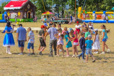 Zarechany, Ukrayna - 10 Haziran 2018. Zarechany köyü Festivali sakinlerinin toplantı. Genel olayları, sadaka, gıda satış, kırsal toplumun, ortak olay