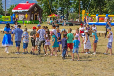 Zarechany, Ukrayna - 10 Haziran 2018. Zarechany köyü Festivali sakinlerinin toplantı. Genel olayları, sadaka, gıda satış, kırsal toplumun, ortak olay