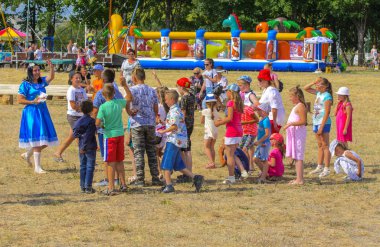 Zarechany, Ukrayna - 10 Haziran 2018. Zarechany köyü Festivali sakinlerinin toplantı. Genel olayları, sadaka, gıda satış, kırsal toplumun, ortak olay