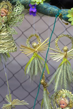 Zarechany, Ukrayna - 10 Haziran 2018. Halk sanatı. El sanatları. Özgün figürler eliyle yapılan buğday filizi. Genel olayları, sadaka, gıda satış, kırsal toplumun