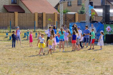 Zarechany, Ukrayna - 10 Haziran 2018. Zarechany köyü Festivali sakinlerinin toplantı. Genel olayları, sadaka, gıda satış, kırsal toplumun, ortak olay