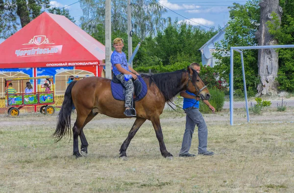 Zarechany ウクライナ 2018 乗馬を楽しむ 祭では Zarechany の村の住民の会合 公共のイベント チャリティー 農村社会 — ストック写真