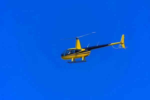 Yellow Private Helicopter Flight Background Bright Blue Sky Participation Crew — Stock Photo, Image