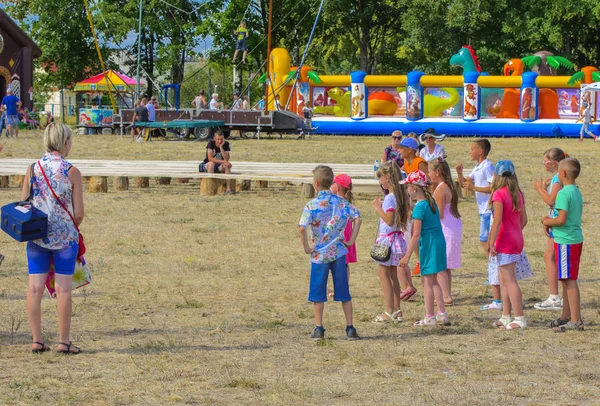 Zarechany, Ukrayna - 10 Haziran 2018. Zarechany köyü Festivali sakinlerinin toplantı. Genel olayları, sadaka, gıda satış, kırsal toplumun, ortak olay