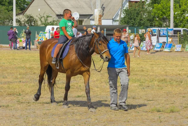 Zarechany Ukraina Juni 2018 Menunggang Kuda Pertemuan Penduduk Festival Desa — Stok Foto