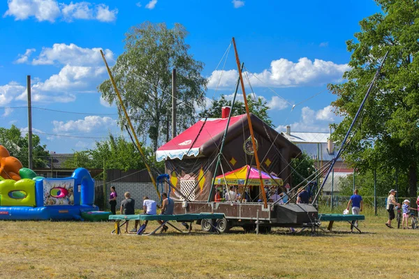 Zarechany ウクライナ 2018 祭では Zarechany の村の住民の会合 公共のイベント チャリティー 食品販売 農村社会 — ストック写真