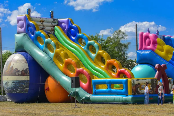 Zarechany Ucrania Junio 2018 Los Niños Juegan Carrusel Inflable Reunión Fotos De Stock