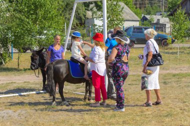 Zarechany, Ukrayna - 10 Haziran 2018. Binicilik. Zarechany köyü Festivali sakinlerinin toplantı. Genel olayları, sadaka, kırsal toplum, sosyal etkinlik