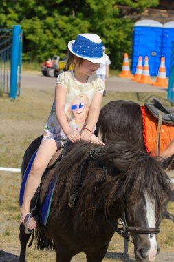 Zarechany, Ukrayna - 10 Haziran 2018. Binicilik. Zarechany köyü Festivali sakinlerinin toplantı. Genel olayları, sadaka, kırsal toplum, sosyal etkinlik